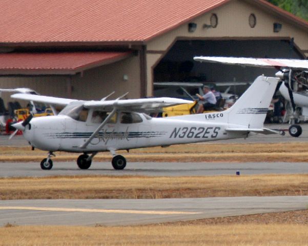 Cessna Skyhawk (N362ES) - KRDD - IASCO FLIGHT TRAINING  C-172 headed to the take off point for another training flight.