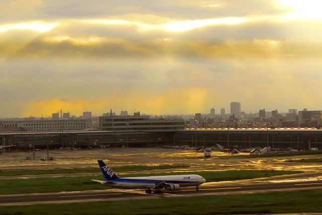 BOEING 767-300 (JA8360)