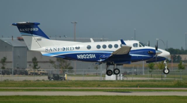 Beechcraft Super King Air 200 (N902SH) - Landing on Runway 15 in Sioux Falls SD