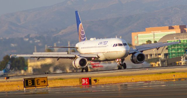 Airbus A319 (N892UA)