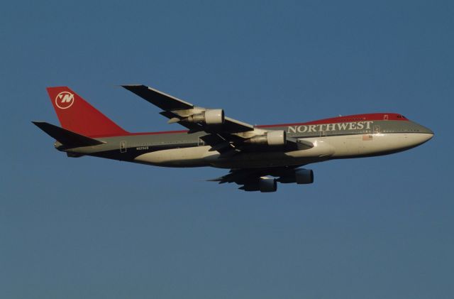 Boeing 747-200 (N625US) - Final Approach to Narita Intl Airport Rwy34 on 1990/11/12