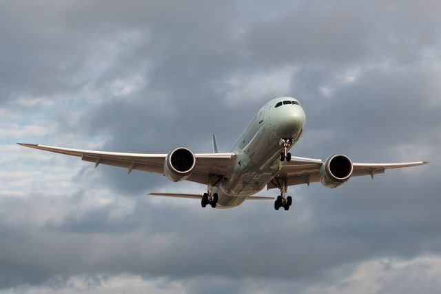 Boeing 787-8 (C-GHPX) - Air Canadas 5TH B787-8 Drealiner C-GHPX, check out the wing flex on this beauty in Full Quality!! Rwy 23 / CYYZ / DEC 26 / 2014br /a rel=nofollow href=http://www.airliners.net/photo/2586236/L/http://www.airliners.net/photo/2586236/L//a