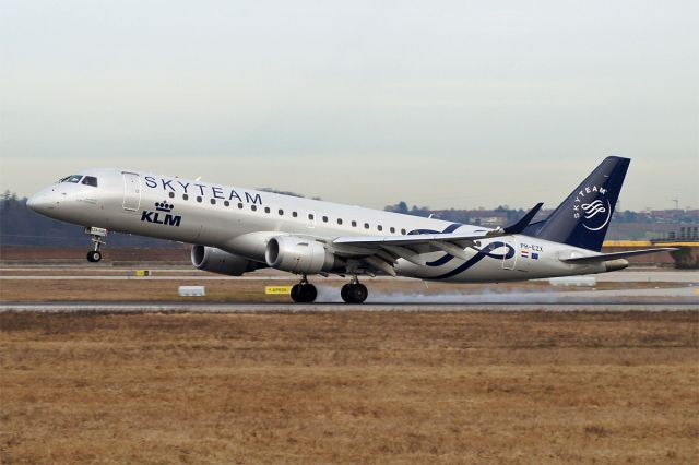 Embraer ERJ-190 (PH-EZX)