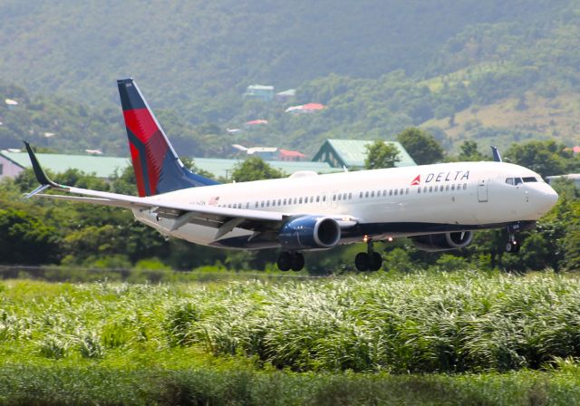 Boeing 737-900 (N826DN)