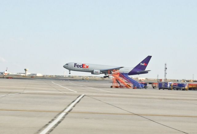 BOEING 767-300 (N140FE) - Takeoff to KMEM