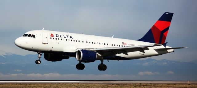 Airbus A319 (N316NB) - Landing on 16L.