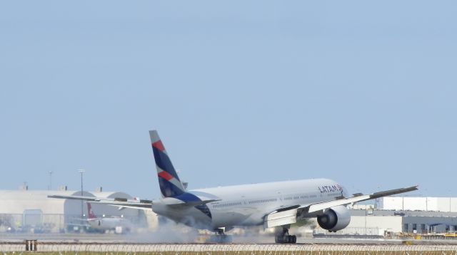 BOEING 777-300ER (PT-MUJ)