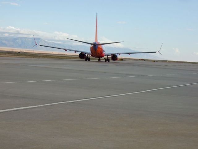 Boeing 737-700 (N295WN) - Taxiing to runway