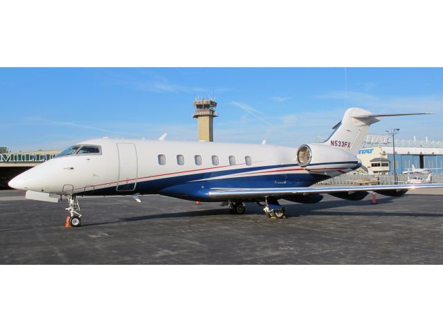 Bombardier Challenger 300 (N533FX)