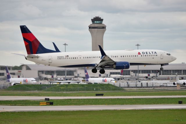 Boeing 737-800 (N888DU) - 22-R 05-20-19