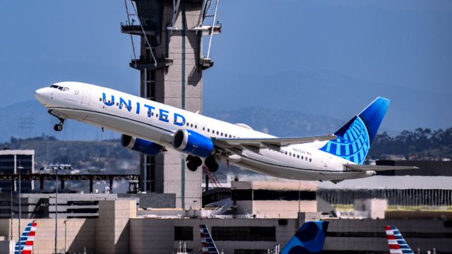 Boeing 737 MAX 9 (N27526) - United B39M retracting its gear as it rockets out of KLAX bound for the Sunshine State.