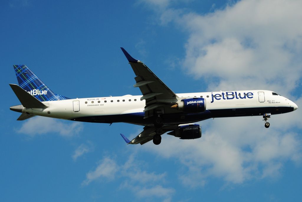 Embraer ERJ-190 (N206JB) - JetBlue E190 on short final to runway 22L over Bayswater Street