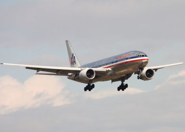 Boeing 777-200 —