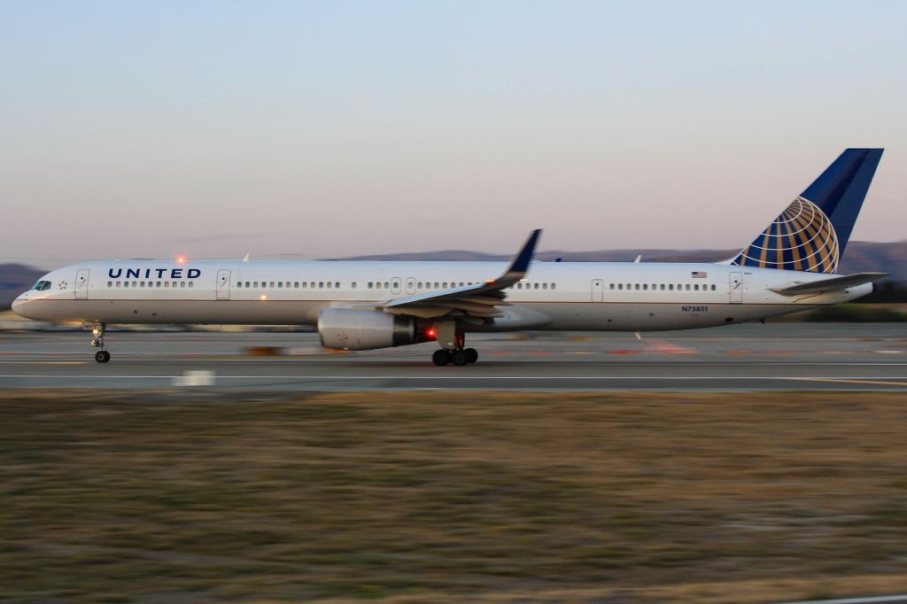 BOEING 757-300 (N75851)
