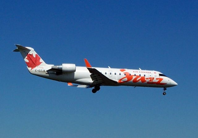 Canadair Regional Jet CRJ-200 (C-GZJA)