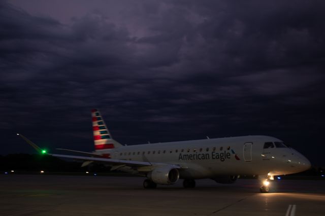 Embraer 175 (N281NN)