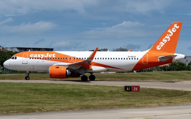 Airbus A320neo (G-UZLR)