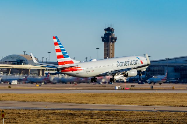 Boeing 737-800 (N992NN) - American Airlines 737-800 landing at DFW on 12/25/22. Taken with a Canon R7 and Tamron 70-200 G2 lens.