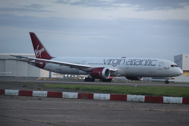 Boeing 787-9 Dreamliner (G-VYUM) - A Virgin Atlantic B787-9 speeding up for takeoff on runway 27R. br /br /Location: Northern Perimiter Road, beside runway 27R.br /Date: 27.10.22 (dd/mm/yy).