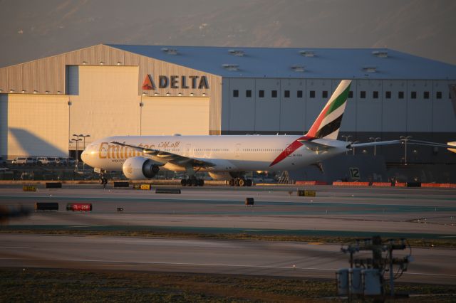 BOEING 777-300ER (A6-EGD)
