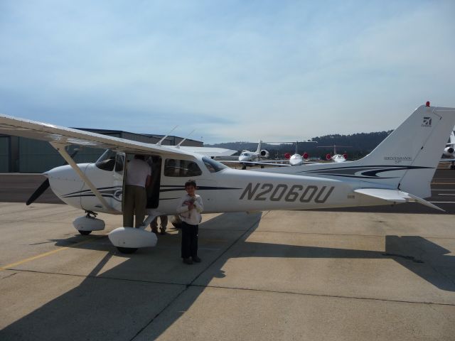 Cessna Skyhawk (N2060U) - Teacher explaing checkup procedures before a beautiful scenic flight