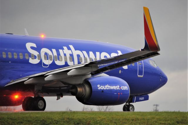 Boeing 737-700 (N7820L) - Southwest 939 taxis for departure out of Buffalo, NY (KBUF) bound for Orlando, FL (KMCO) in cold, windy rain on 10/29/18