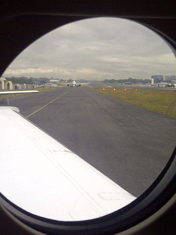 — — - Take off  pista 01 La Aurora, Guatemala City.