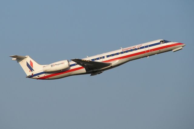 Embraer ERJ-135 (N832AE)