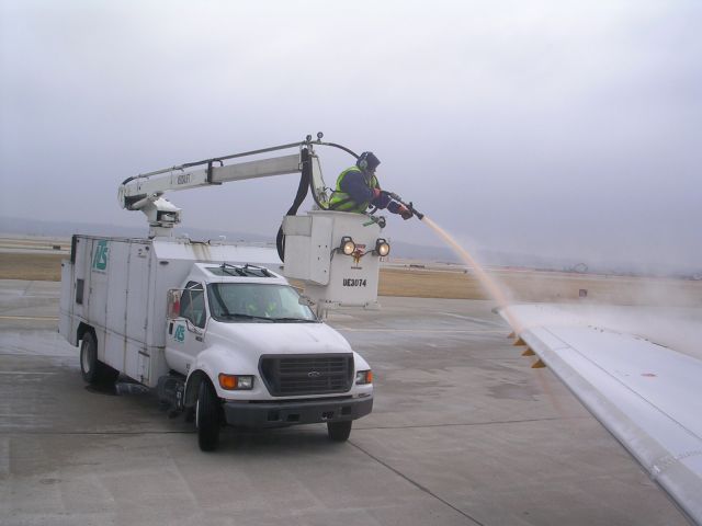 KOMA — - Deicing on ramp at KOMA, Am Eagle 4148 to KORD, 030911