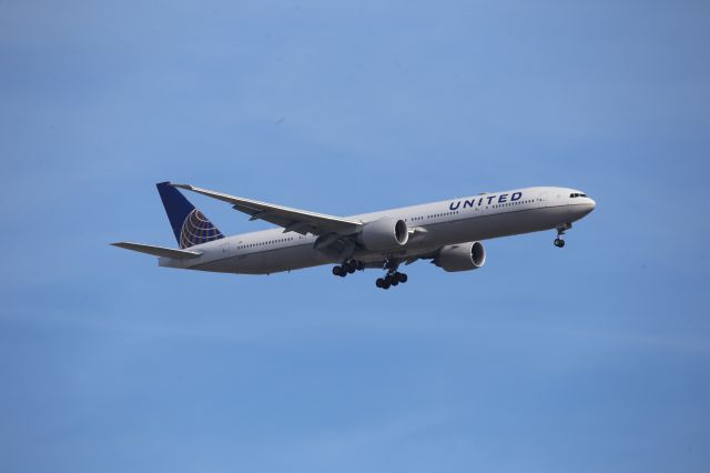 BOEING 777-300ER (N2747U)