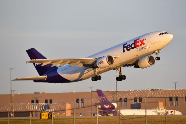 Airbus A300F4-600 (N677FE) - 23-L 11-19-20. Ah, that beautiful golden hour light.