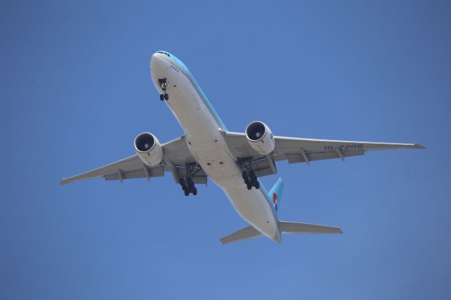 BOEING 777-300ER (HL7205)
