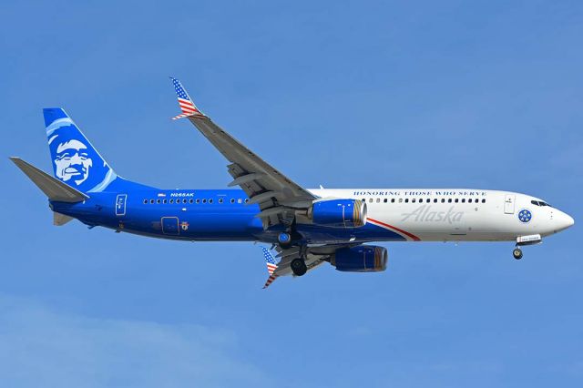 Boeing 737-900 (N265AK) - Alaska 737-900 N265AK Honoring Those Who Serve at Sky Harbor on November 12, 2017.