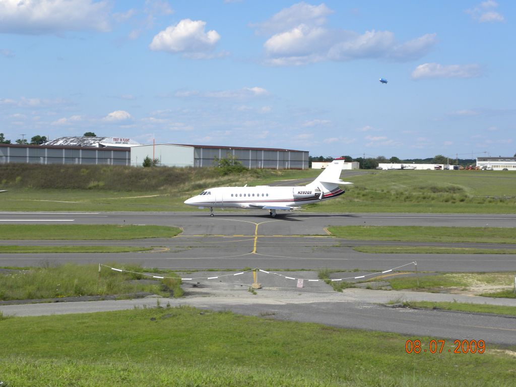 Dassault Falcon 2000 (N292QS) - N292QS landing Runway 32 at Monmouth Executive airport with Horizon blimp in the background.