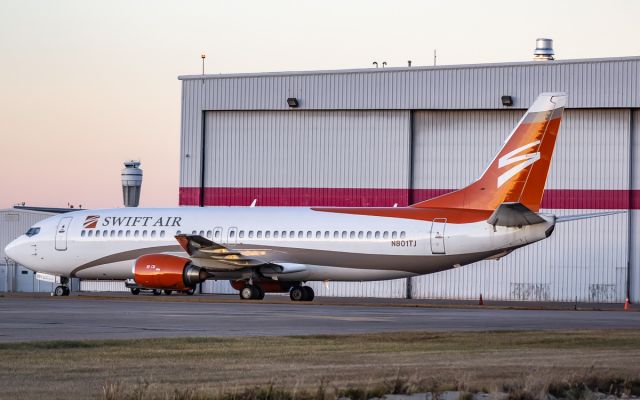 BOEING 737-400 (N801TJ)