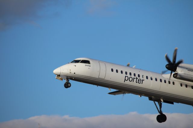 de Havilland Dash 8-400 (C-GKQF)