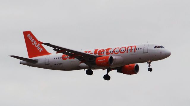 Airbus A320 (G-EZUR) - G-EZUR easyJet Airbus A320-214 LPA/GCLP Spotting