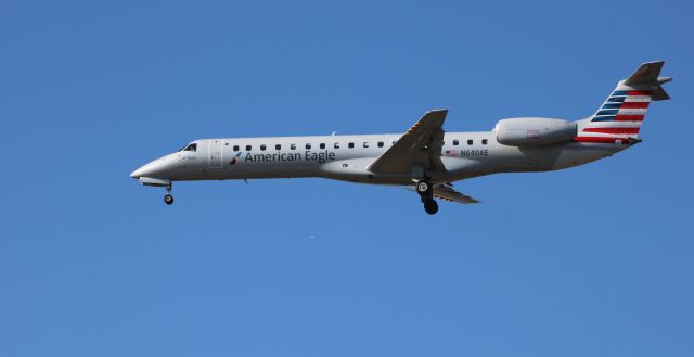 Embraer ERJ-145 (N640AE) - On final is this 1999 American Eagle Embraer ERJ-145LR in the Winter of 2020.