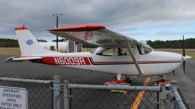 Cessna Skyhawk (N6009R) - Parked at Chatham Municipal Airport, 20 August 2021.