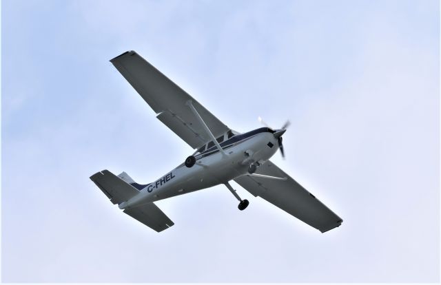 Cessna Skylane (C-FHEL) - C-FHEL CESSNA SKYLANE 182-T Survolant le fleuve St-Laurent QC. à Lavaltrie le 10-06-2023 à 09:07.