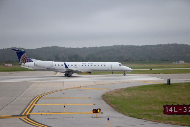 Embraer ERJ-145 (N21154) - 10/14/16 ERJ-145XR lining up on Rwy 14L