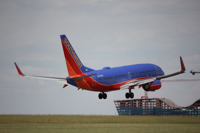 Boeing 737-700 (N946WN) - Landing 35L