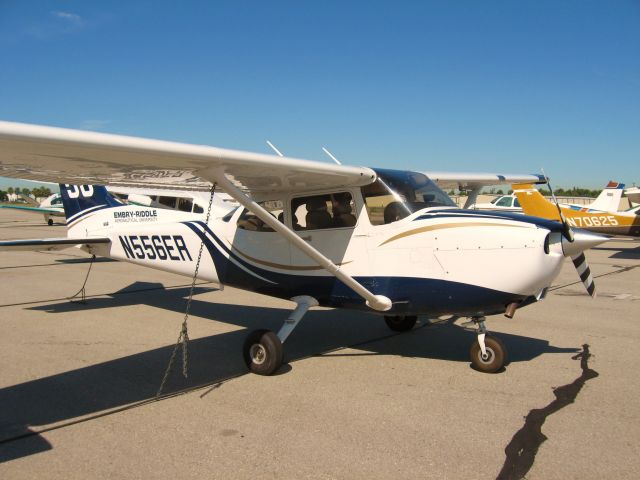 Cessna Skyhawk (N556ER) - Parked at Fullerton