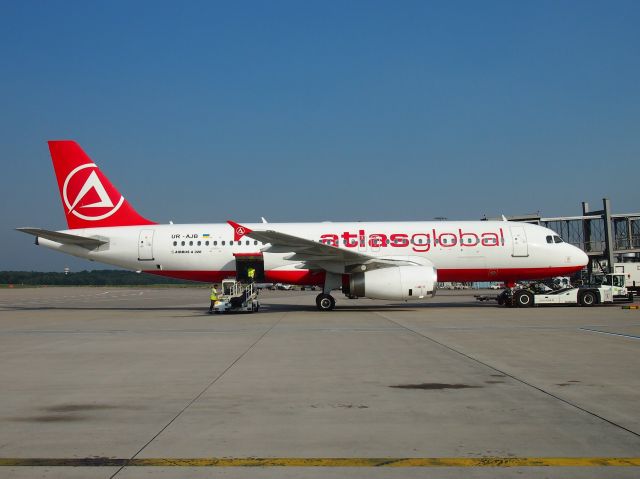 Airbus A320 (UR-AJB)