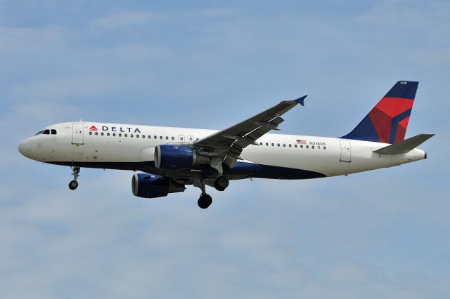 Airbus A320 (N318US)