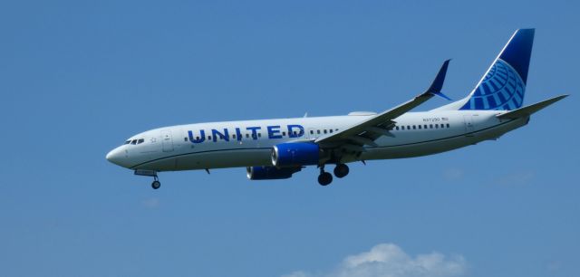 Boeing 737-800 (N37290) - On short final is this 2004 United Airlines Boeing 737-824 from the Spring of 2022.