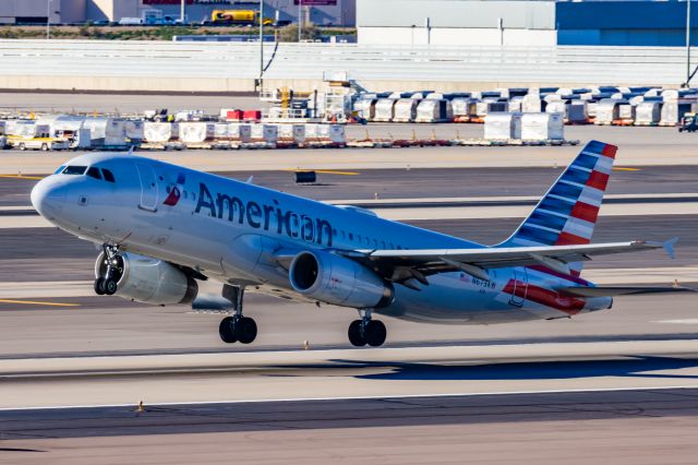 Airbus A320 (N673AW) - An American Airlines A320 taking off from PHX on 2/10/23 during the Super Bowl rush. Taken with a Canon R7 and Canon EF 100-400 II L lens.