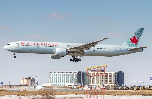 BOEING 777-300ER (C-FIUR)