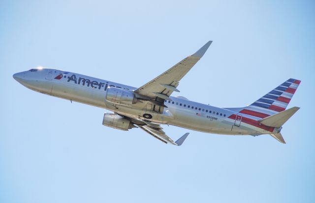 Boeing 737-800 (N908NN) - This was the first 737 to wear the new livery!  Glad to see more Boeing’s popping up in CLT! 6/17/21.