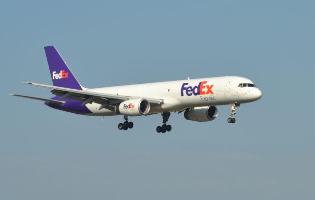 Boeing 757-200 (N942FD) - N942FD on final to Runway 21 in Sioux Falls SD